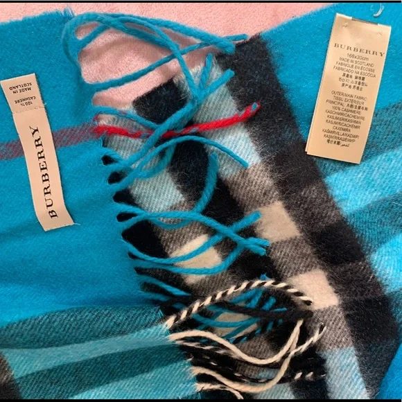 🚫SOLD BURBERRY Check Cashmere Scarf - Picture 2 of 2
